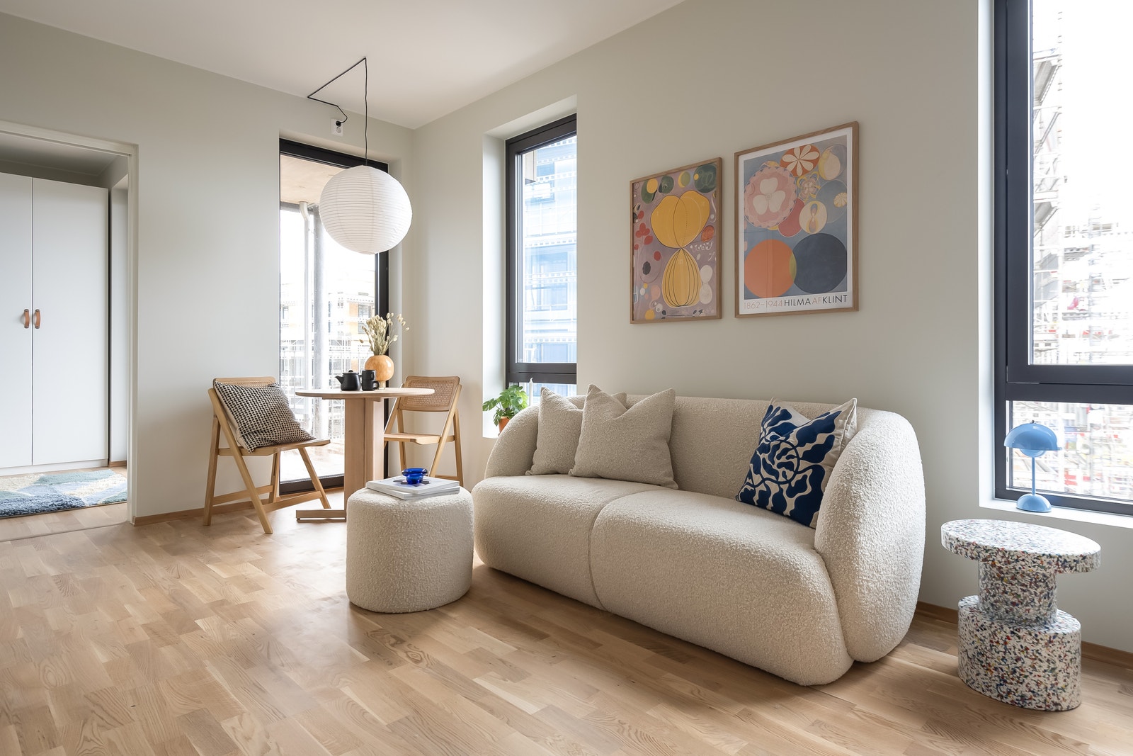 Bilde fra stuen i leilighet A404 - en smart 2roms på ca. 33 m2. Selges med møbler og innredning.* (kontakt selger for mer info) Galleribilde