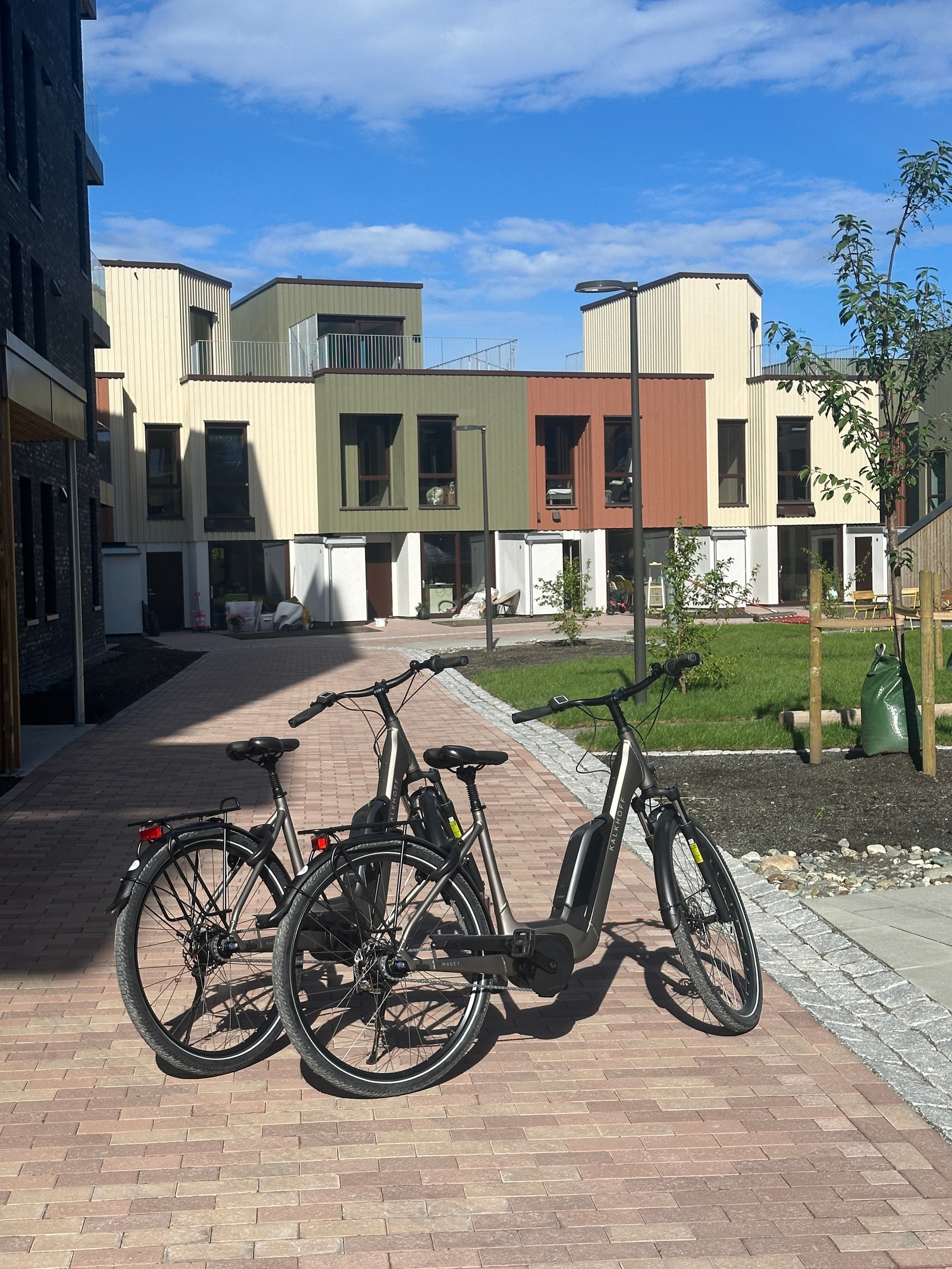 På Løkka kan du leie elsykkel som står lett tilgjengelig i parkeringskjeller. Galleribilde