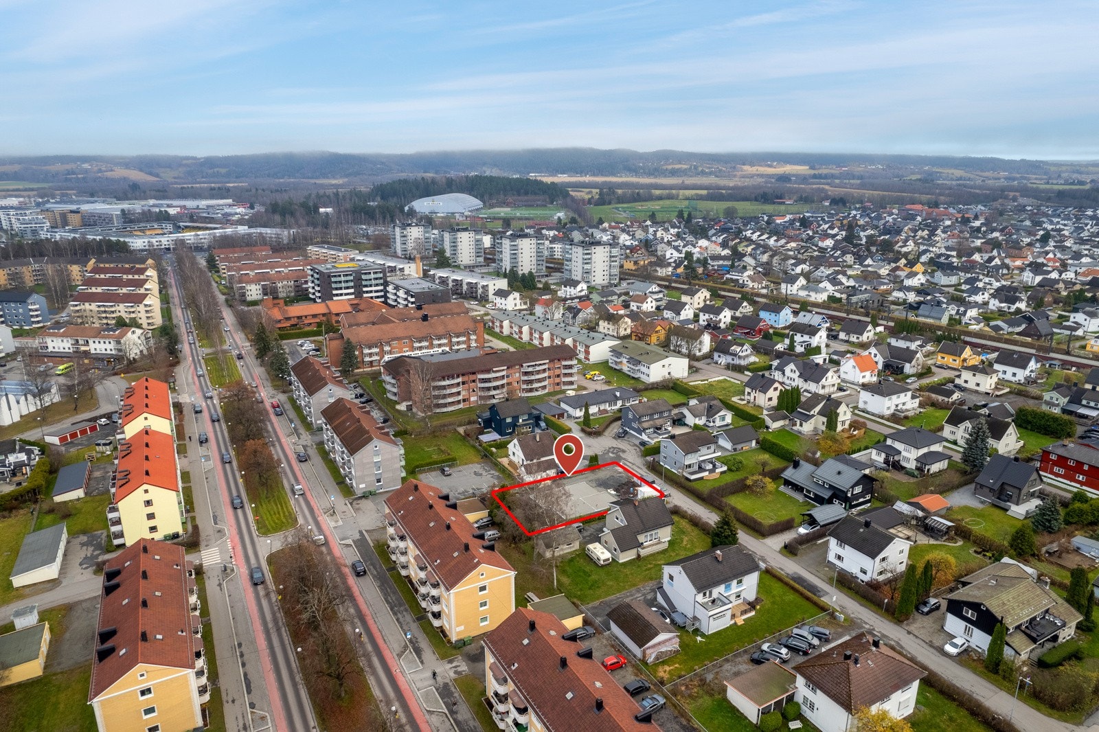 Umiddelbar nærhet til sentrum med alt av bymessige fasiliteter, samt et nyere kinosenter og oppgradert kulturhus. Galleribilde
