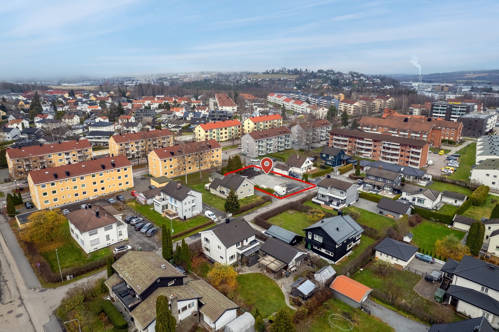 Eiendommen har en meget attraktiv og sentrumsnær beliggenhet i Lillestrøm. Eiendommen har nærhet til offentlig kommunikasjon, flotte rekreasjonsområder og et rikt utvalg av fasiliteter og servicetilbud. Galleribilde