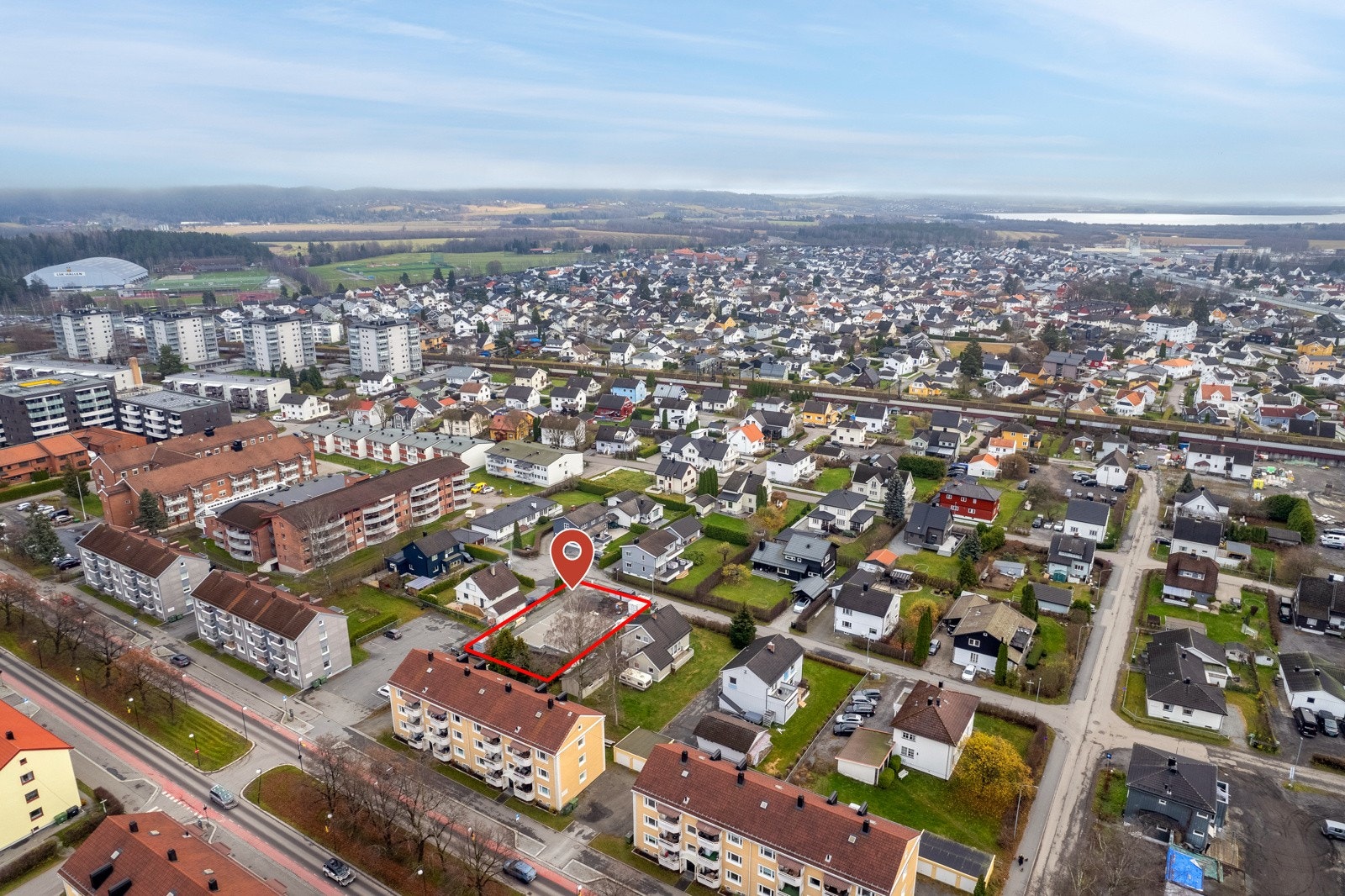 Eiendommen har nærhet til tur- og rekreasjonsområder ved Øyeren og rundt Nitelva, samt badeanlegg på Nebbursvollen. Galleribilde