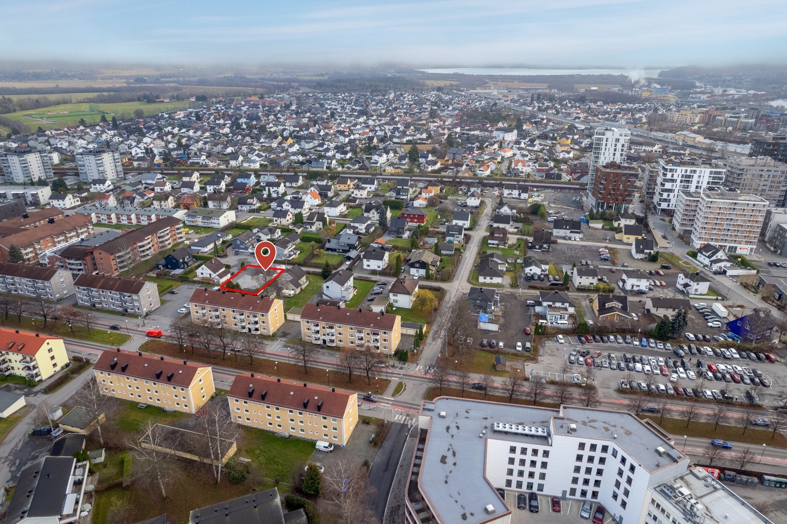 Eiendommen har nærhet til et godt utvalg av daglige servicetilbud. Dagligvarehandelen kan gjøres ved bl.a. Coop Prix Alexander Kiellandsgate (6 min gange) og Bunnpris Lundkvartalet (2 min gange). Galleribilde