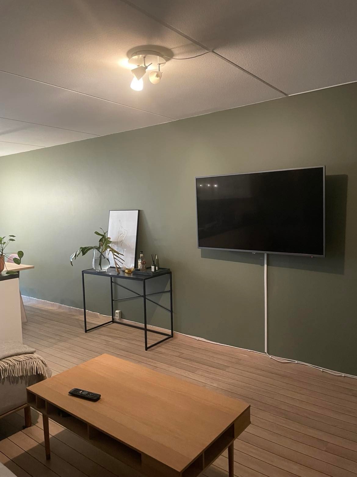 Stue - i dag er stuen malt i lys blå Galleribilde