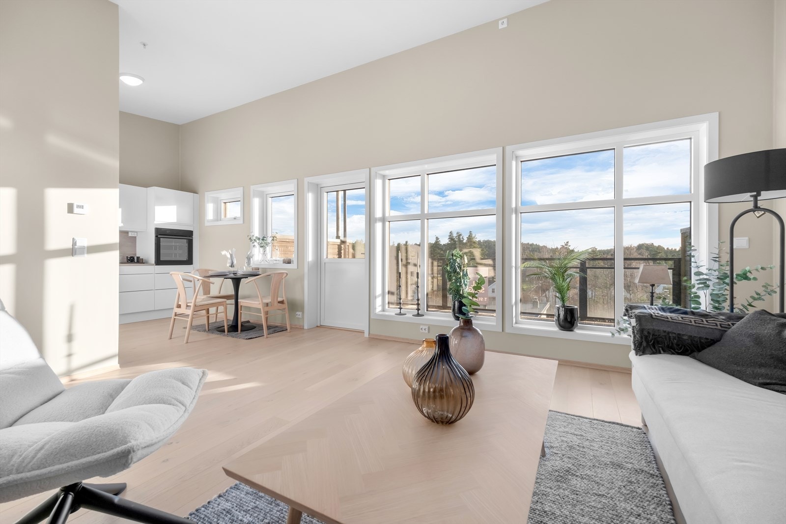 Utgang til balkong med utsikt over nabolaget Galleribilde