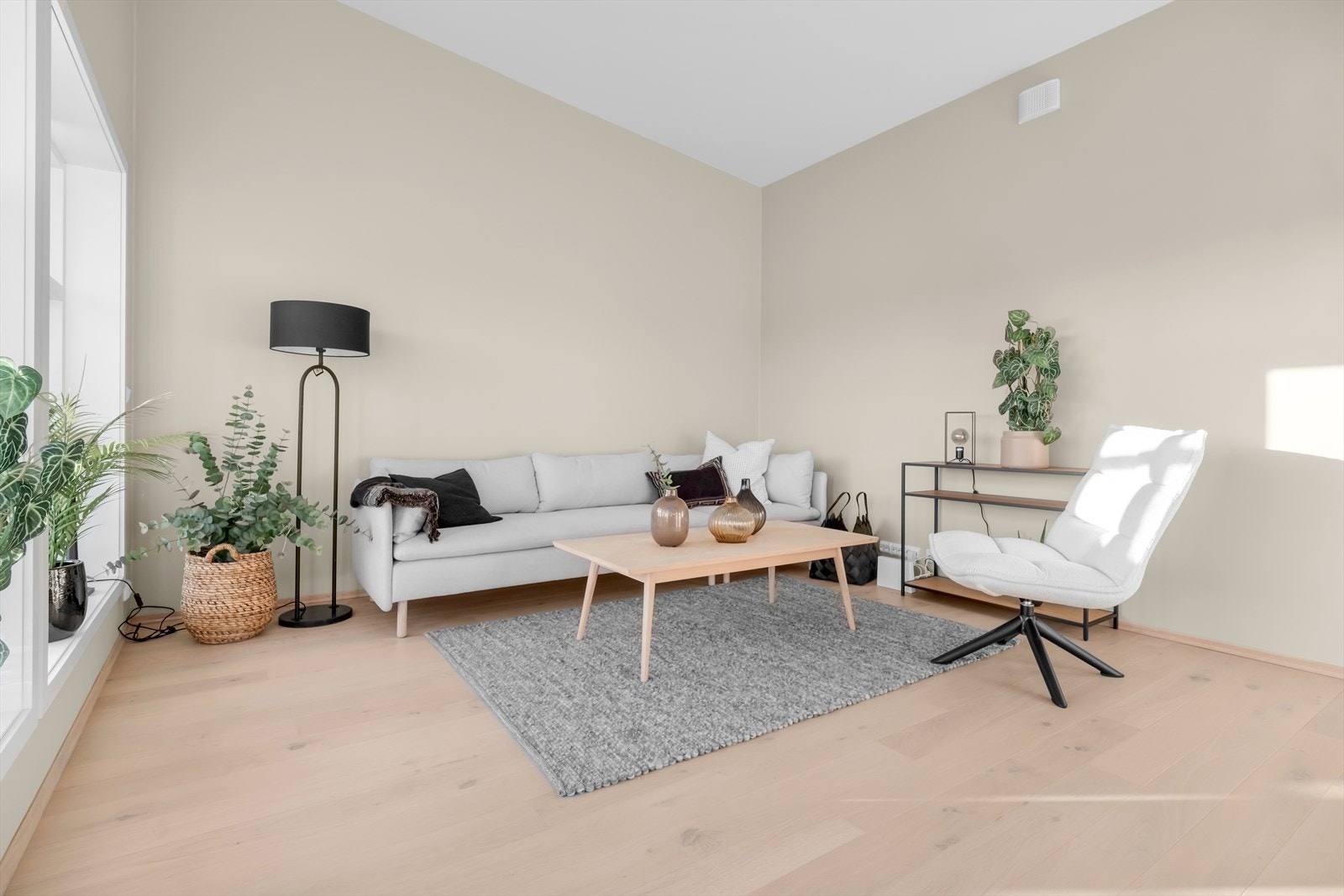 Leiligheten har god takhøyde i den åpne stue/kjøkkenløsningen Galleribilde