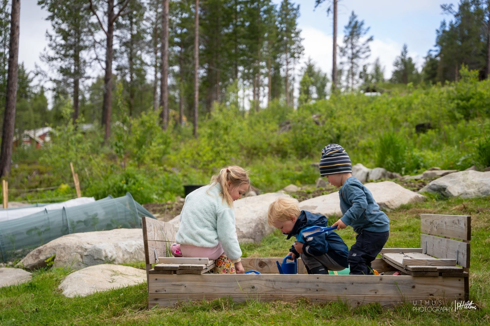 Fellesområdet m. sandkassa er sosial samlingsplass, også for barna