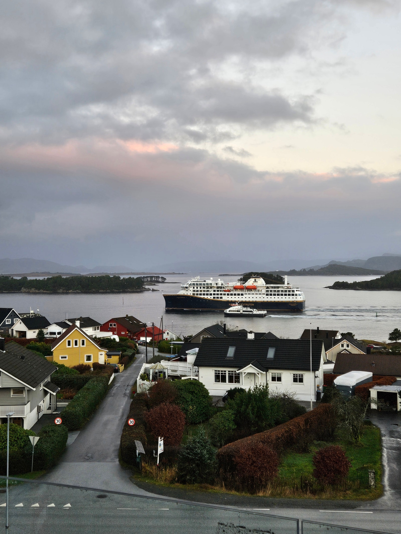 Oversikt over skipstrafikken til og fra Florø. Her er det hurtigruta som segler fin forbi ein formiddag. Galleribilde