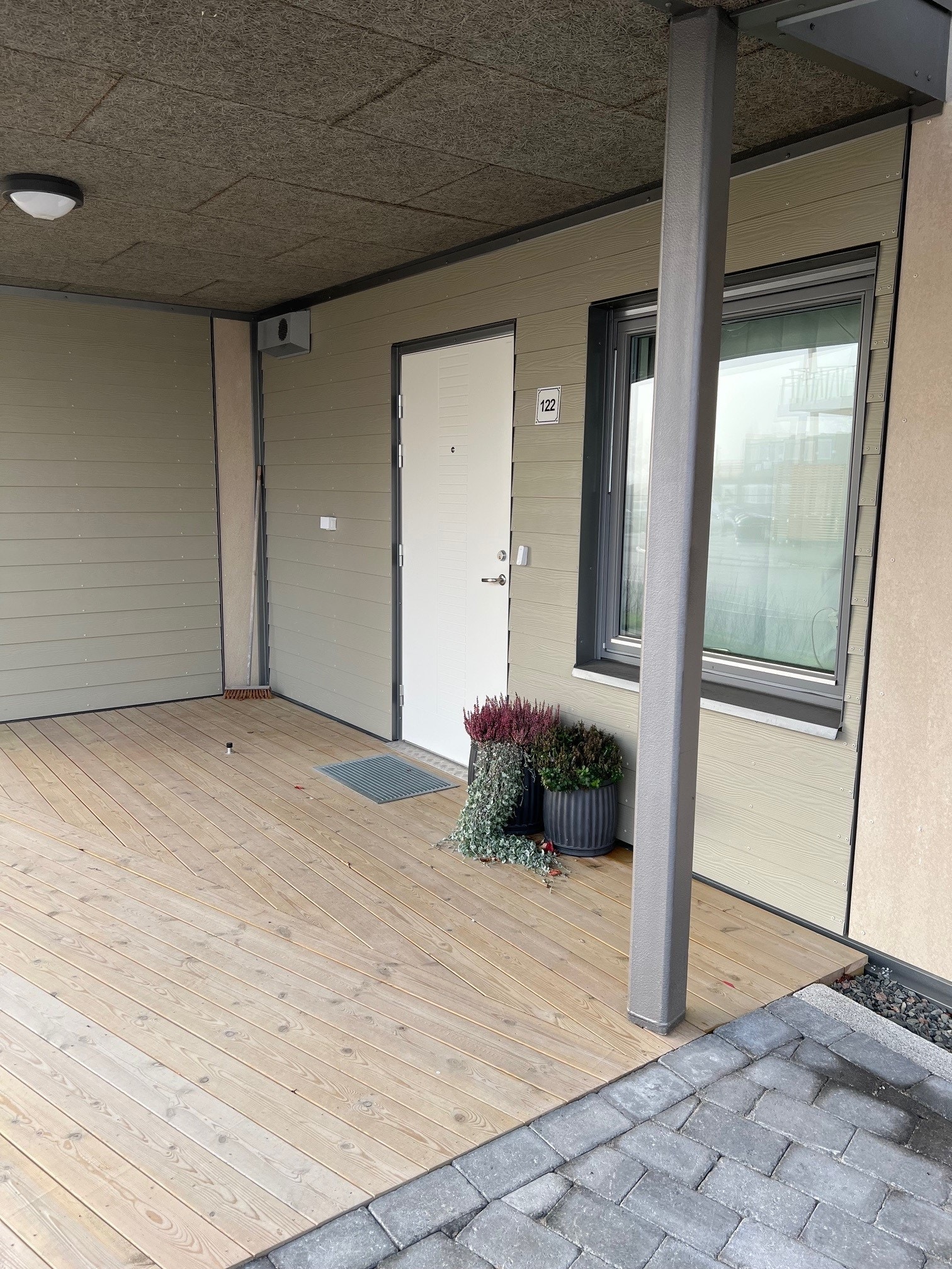 Inngangsparti med plass til bord og stol Galleribilde