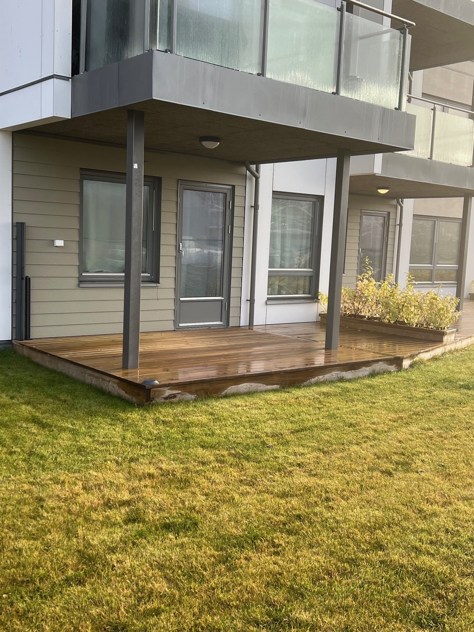 Terrasse med plass til bord og stoler Galleribilde