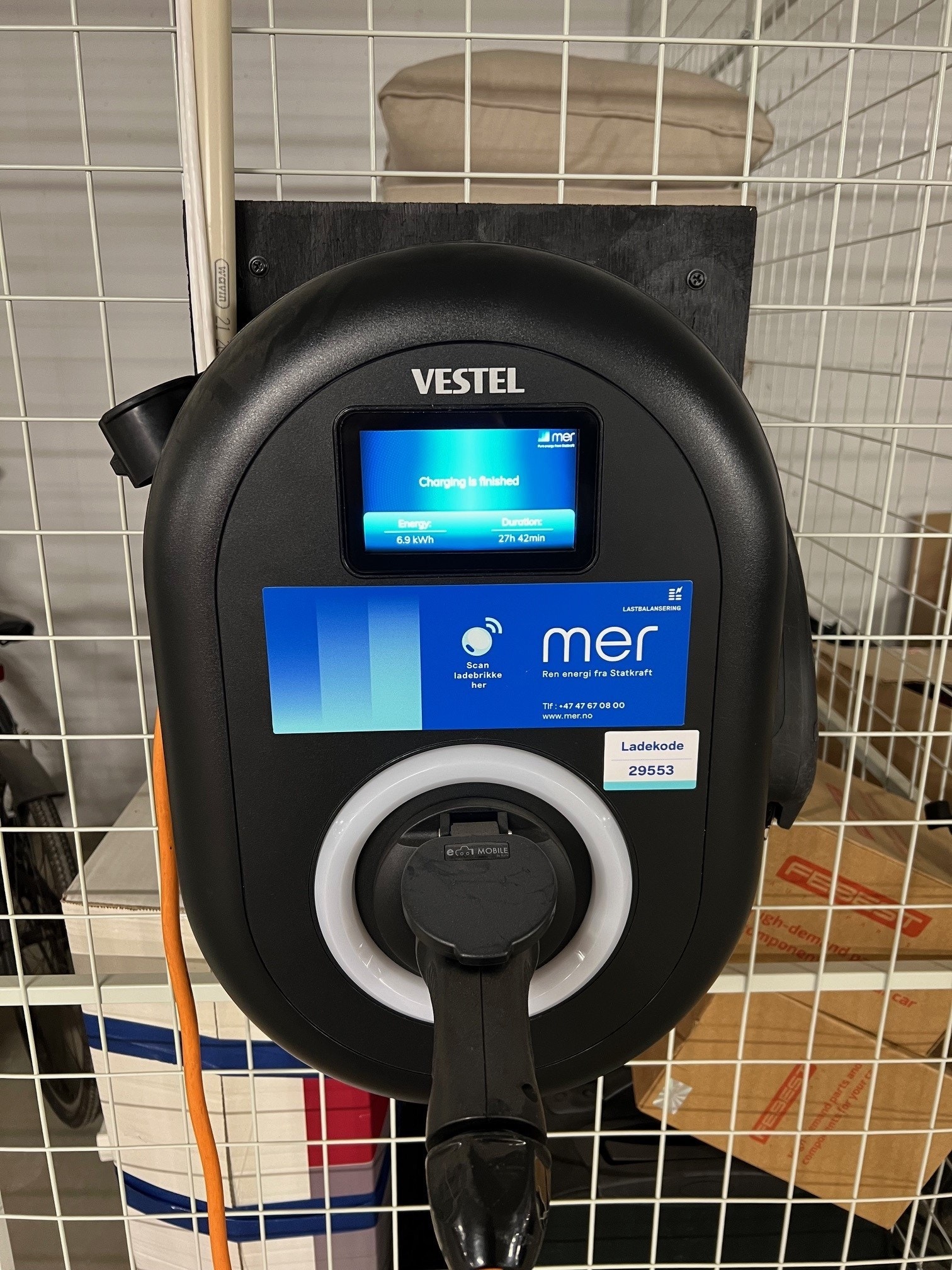 Lader til Elbil ved p-plass i kjeller Galleribilde