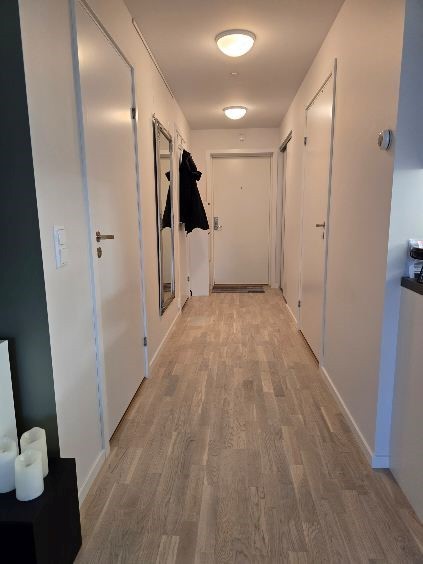 Romslig gang inn i leiligheten Galleribilde