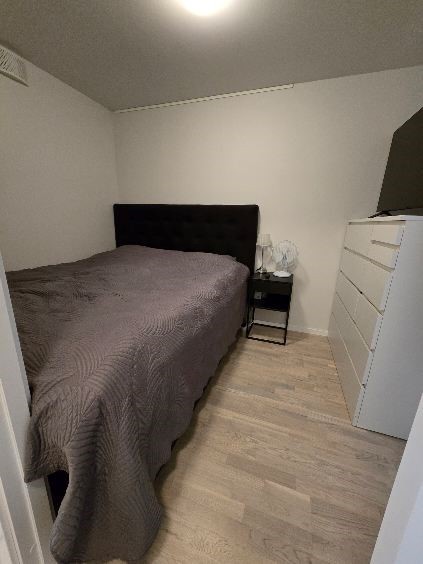 Soverom med plass til seng og skap Galleribilde