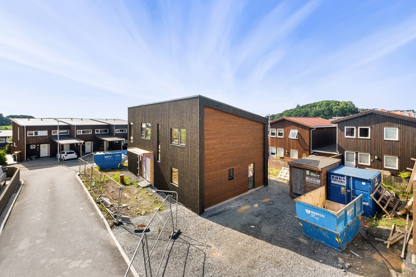 Nærmiljøet er veletablert og består av variert bebyggelse av både eneboliger, rekkehus og leiligheter. Her bor man rolig og tilbaketrukket, men likevel kort vei til Sola sentrum som byr på det meste av fasiliteter og servicetilbud Galleribilde