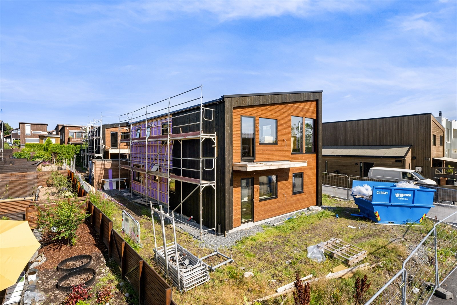 Eneboligen i Skadberg Alle 69 med sin arkitektur og utforming vi skli fint inn i det nyere boligfeltet på Skadberg. Eiendommen har en attraktiv og familievennlig beliggenhet i et etablert nabolag Galleribilde