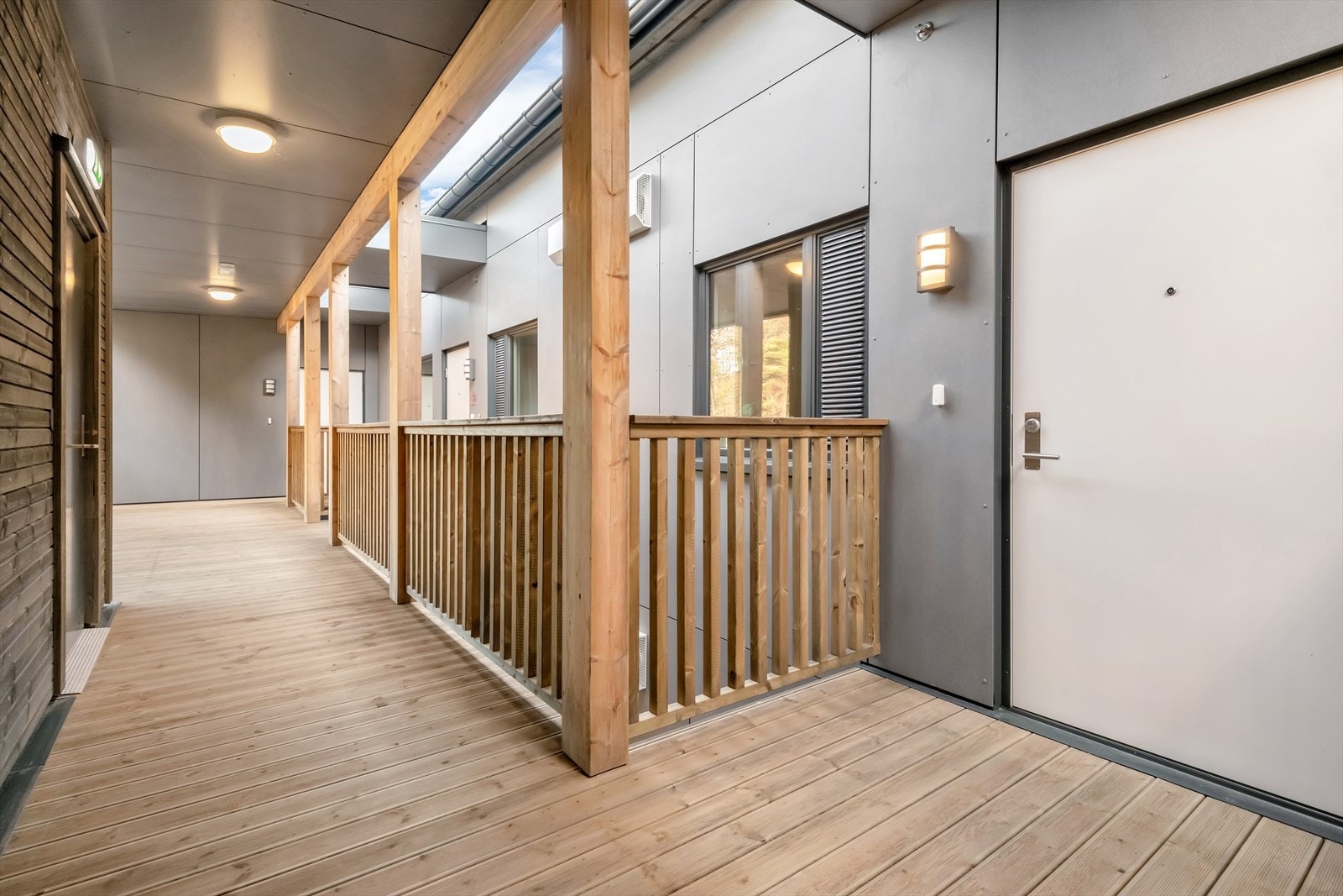 Hyggelige og lyse inngangspart på byggets bakside Galleribilde