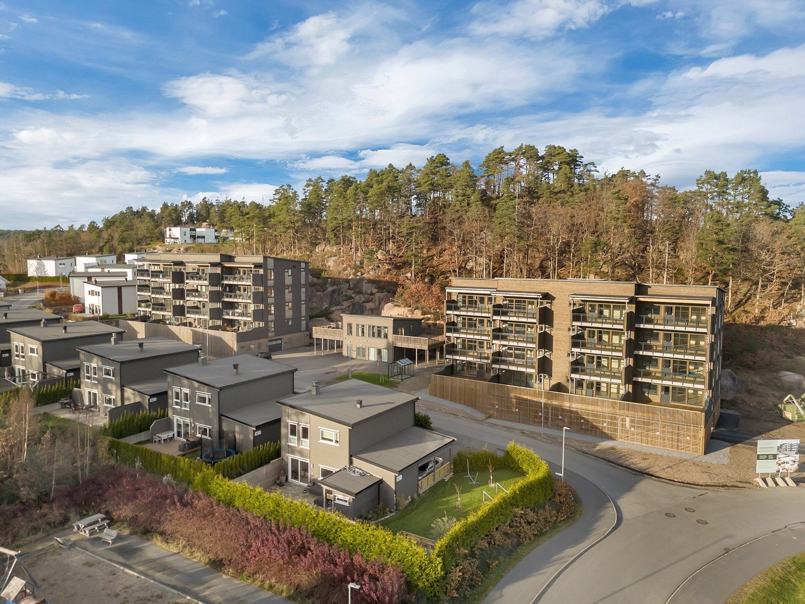 Oversiktsbilde, med siste byggetrinn som nå er ferdigstilt til høyre i bildet. Velkommen til et hyggelig nabolag som har "det lille ekstra" Galleribilde