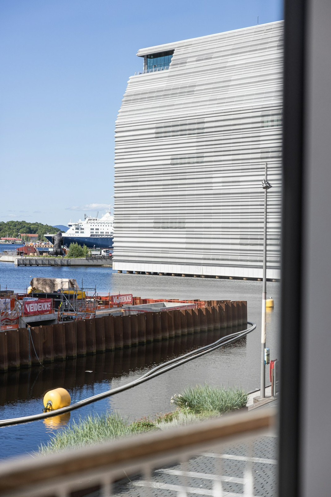 Utsikt fra kjøkken og stua vinduet Galleribilde