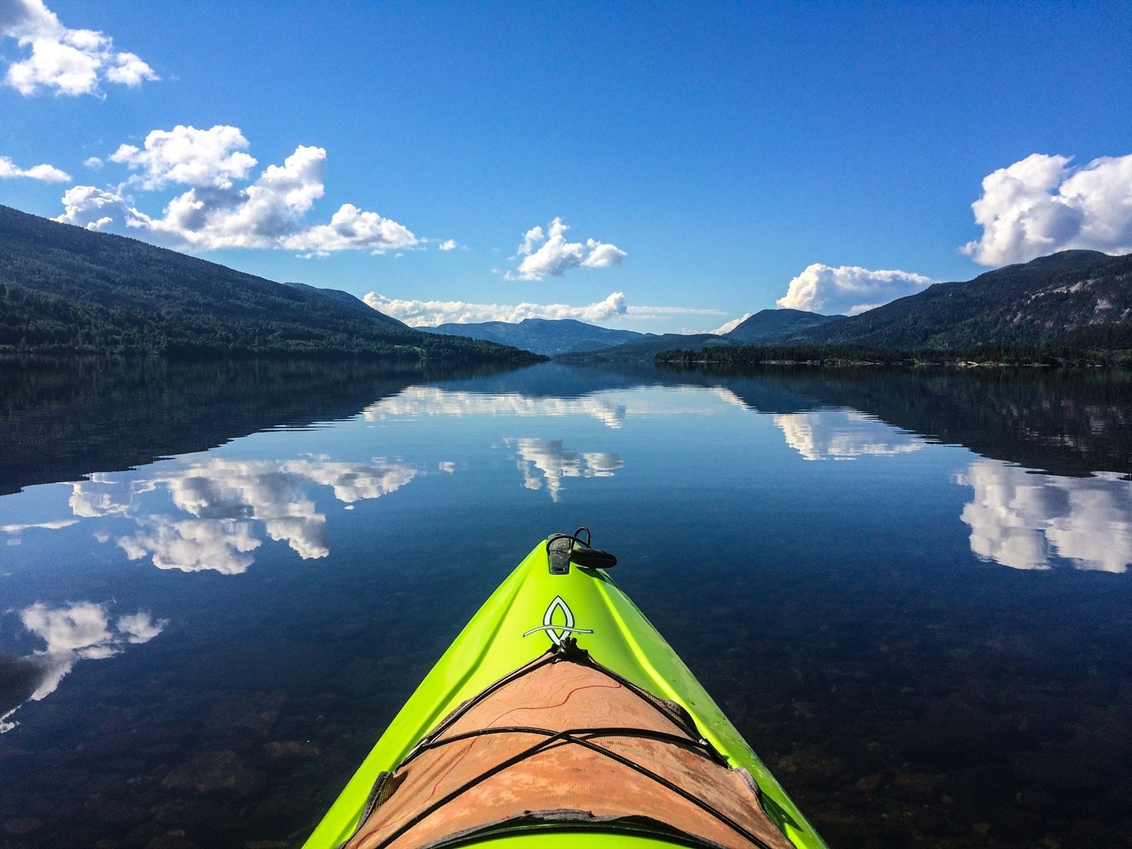 Krøderfjorden ved Gulsvik er perfekt for bading, båtliv og padling i naturskjønne omgivelser. Galleribilde