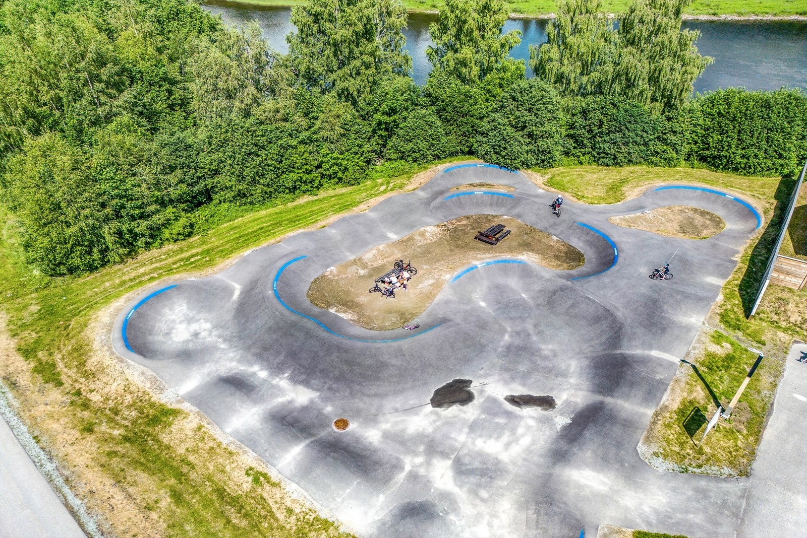 I sentrum finner du en imponerende pumptrack. Denne pumptracken, som dekker hele 900 m² og tilbyr flere variasjonsmuligheter. Et flott sted for både nybegynnere og erfarne syklister å øve på og forbedre sine ferdigheter på terrengsykkel. Galleribilde