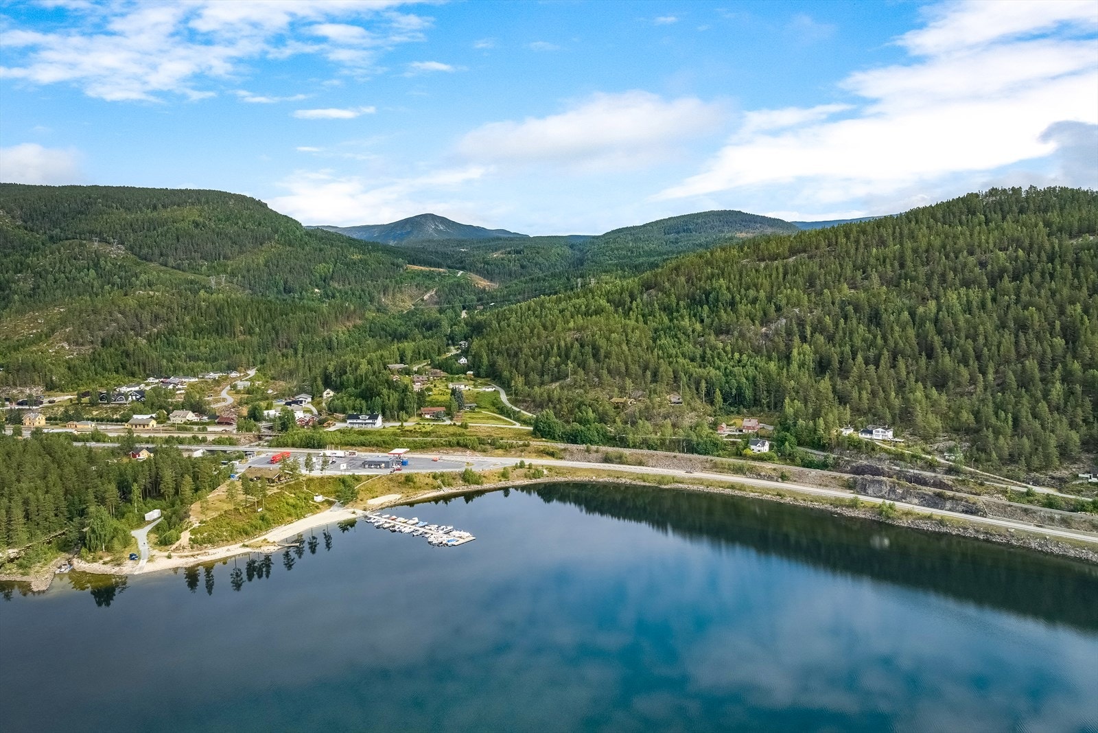 Gulsvik er en sjarmerende plass i Flå kommune, beliggende ved nordenden av innsjøen Krøderfjorden. Gulsvik er kjent for sin vakre natur og rolige atmosfære ved vannet. Galleribilde