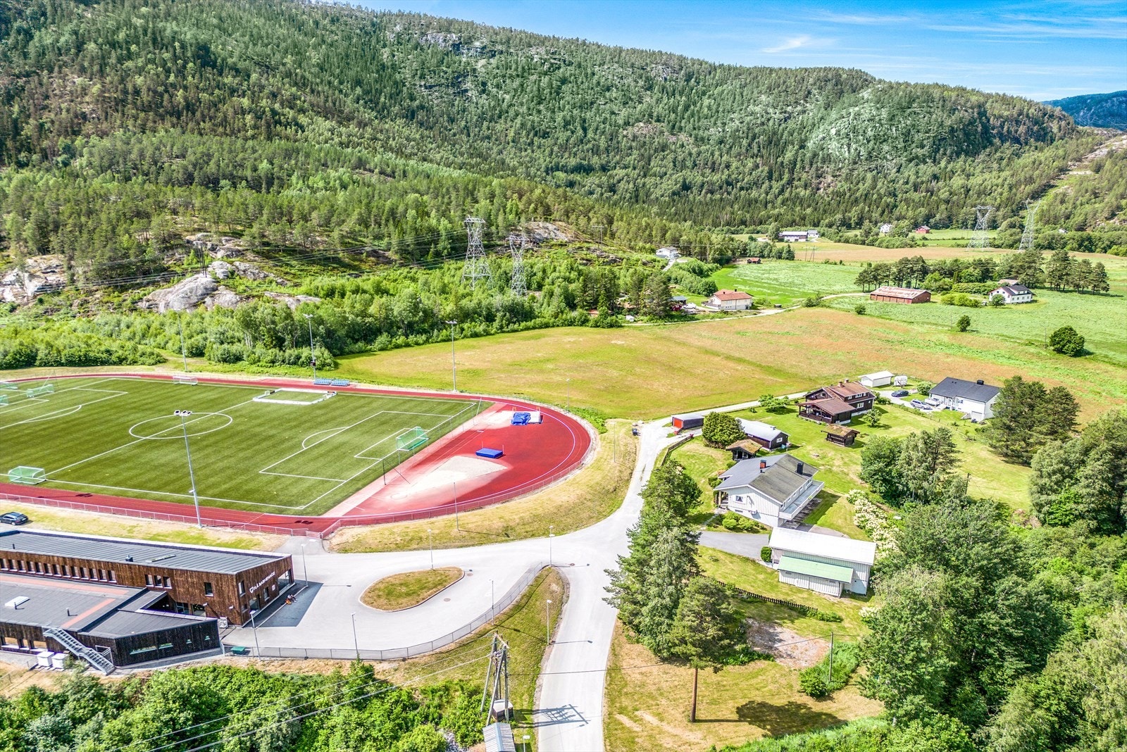 Flå Stadion tilbyr en moderne kunstgressbane, løpebane og friidrettsbane. I tillegg finnes det en lysløype som prepareres for langrennsløyper om vinteren, perfekt for både sommer- og vinteraktiviteter. Galleribilde