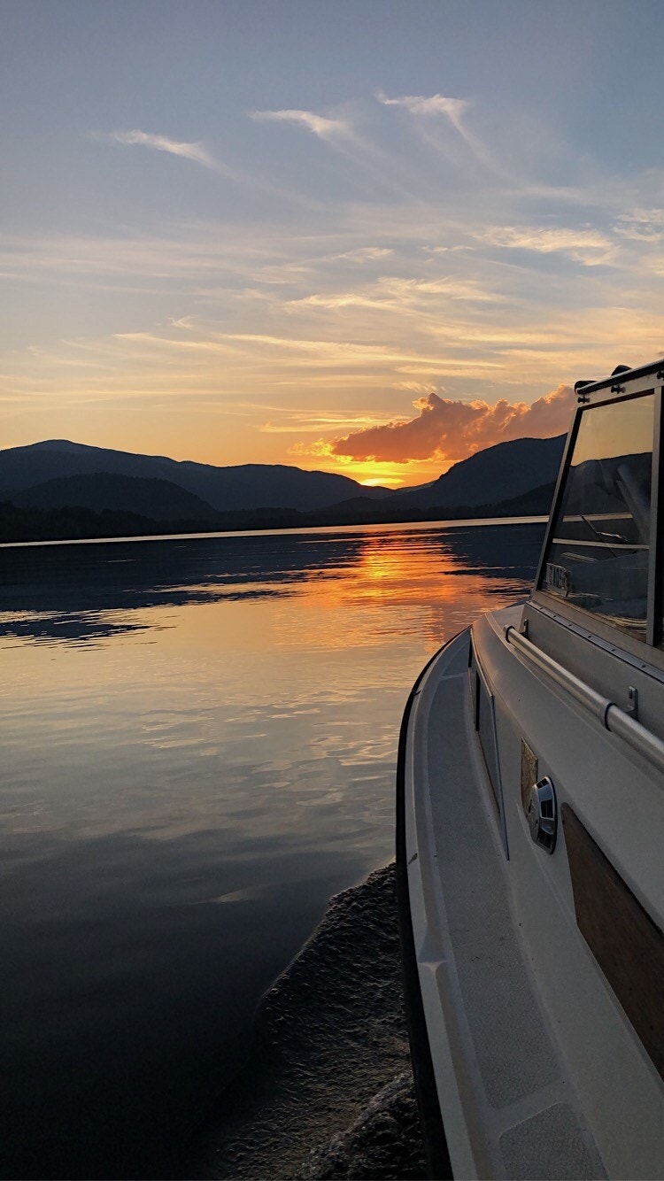 Nyt sommeren med aktiviteter på vannet i denne idylliske fjorden. Galleribilde