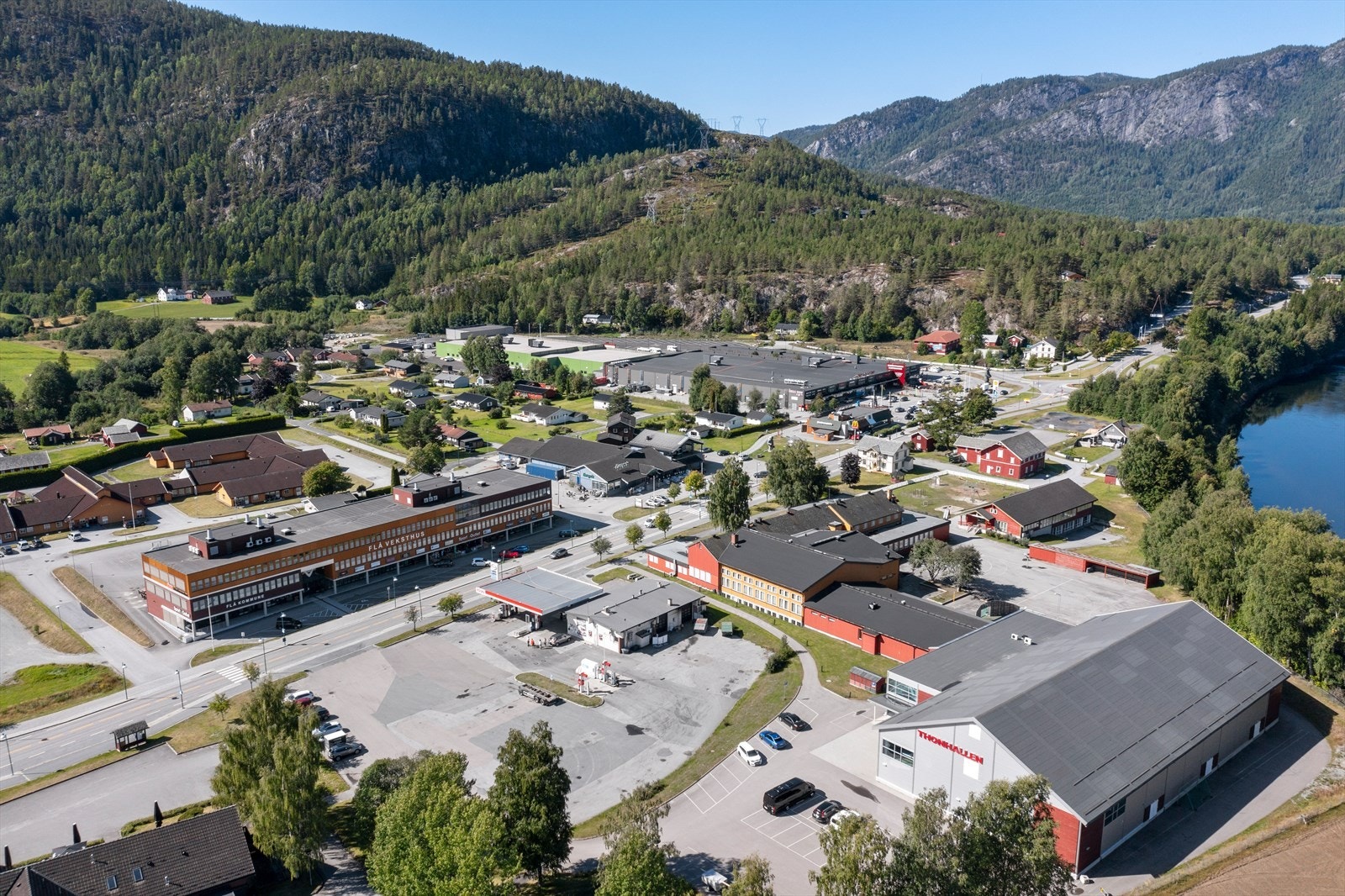 Flå kommune er et ideelt sted for barnefamilier, med rikelig tilgang til natur og friluftsliv. Barna har mulighet til å vokse opp i trygge omgivelser, med nærhet til skog og fjell som innbyr til lek og utforskning. Galleribilde