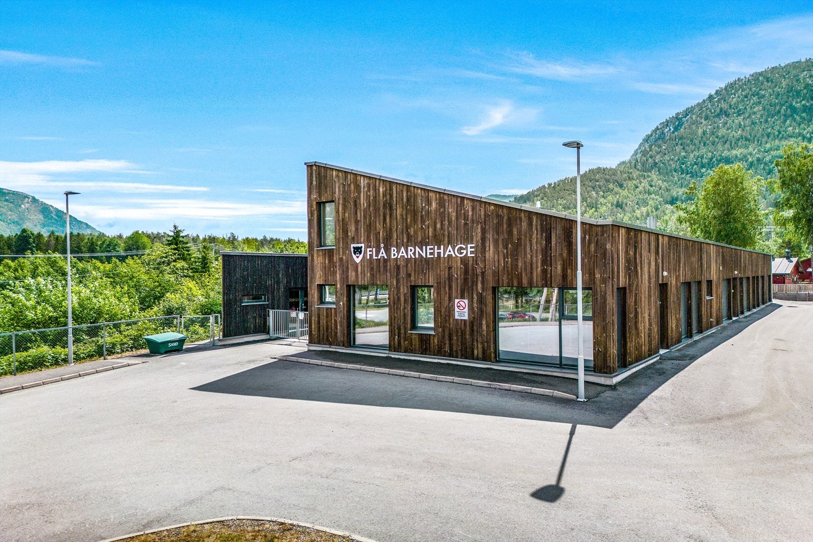 Flå kommunale barnehage og idrettsanlegget ligger kun ca. 10-20 minutter fra Vikberget Syd. Dette området er ideelt for familier som ønsker topp fasiliteter og en praktisk hverdag. Galleribilde