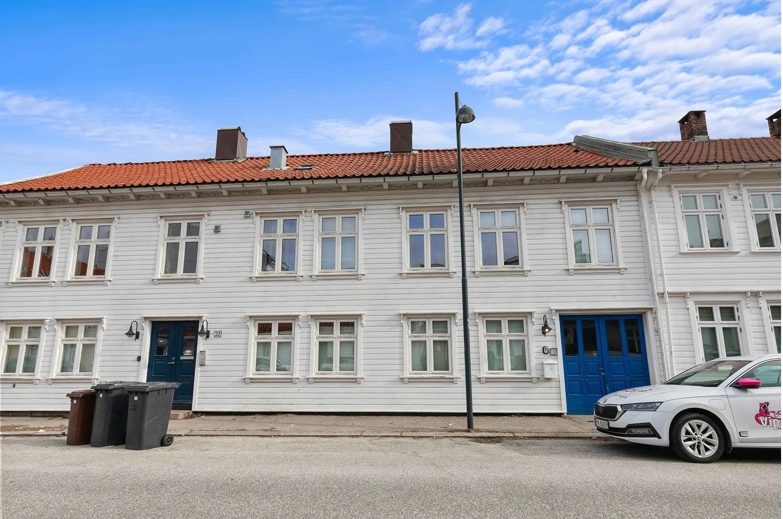 Inngang fra gate, blå port til høyre Galleribilde