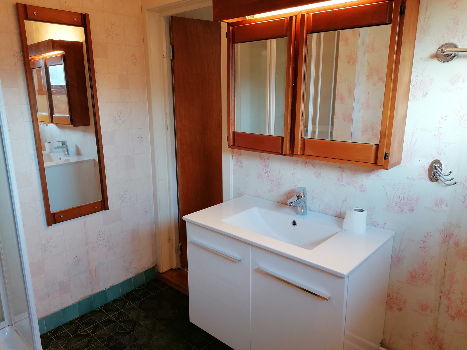 Nytt servantskap under speilskap på badet Galleribilde