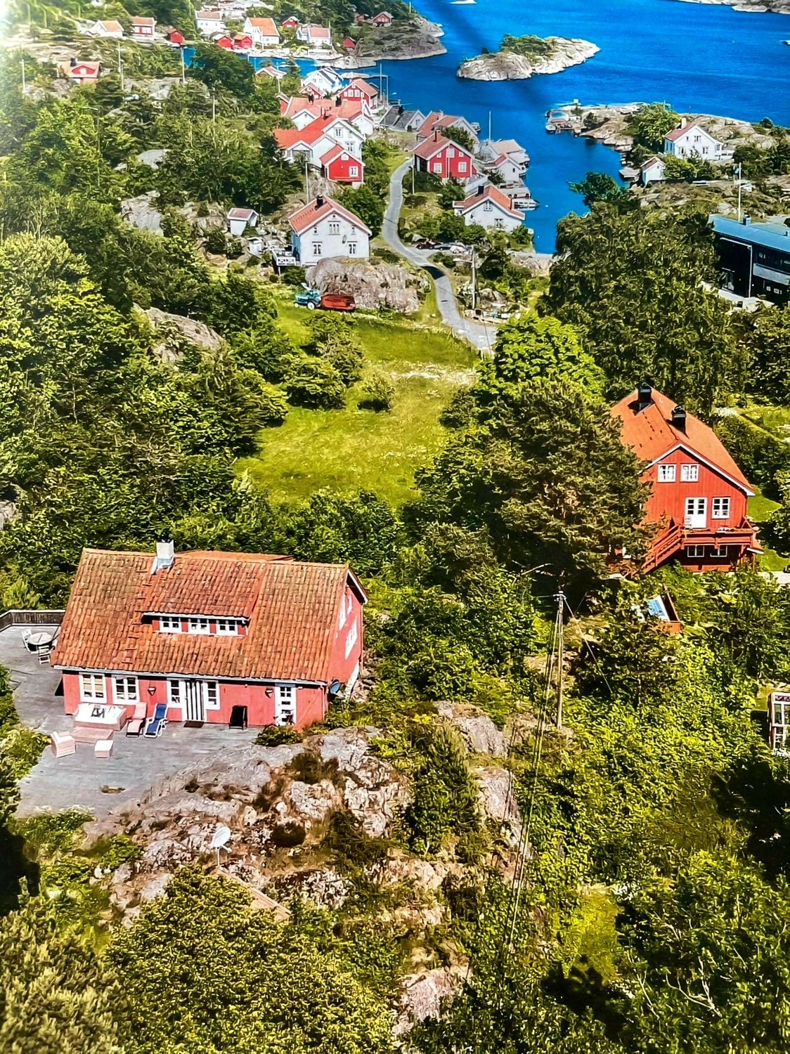 Gammelt bilde. Nytt undertak og tegl, nye vinduer og dører, samt nytt og utvidet inngangsparti. Galleribilde