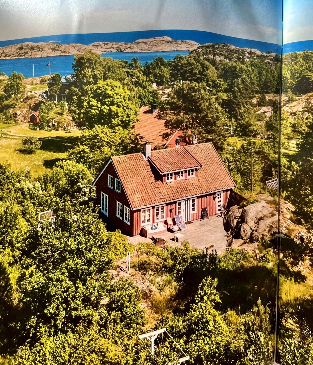 Gammelt bilde. Nytt undertak og tegl, nye vinduer og dører, samt nytt og utvidet inngangsparti. Galleribilde