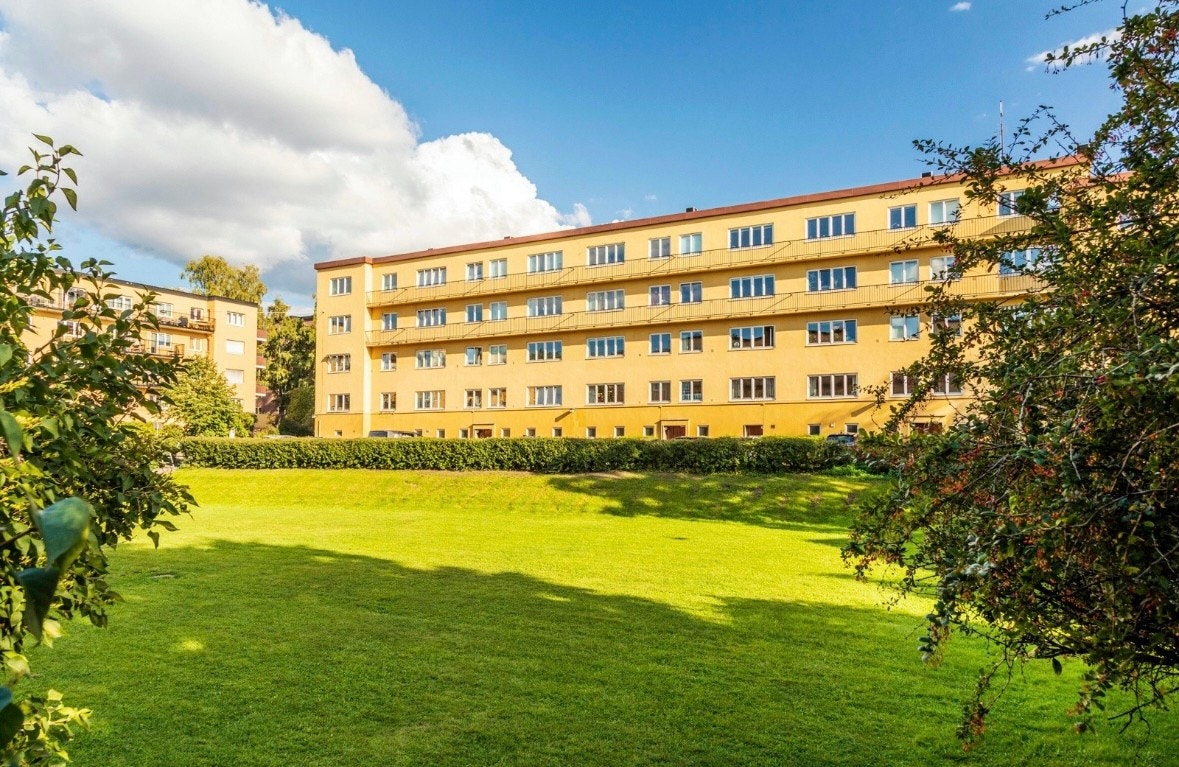 Koselig hage i bakgården Galleribilde