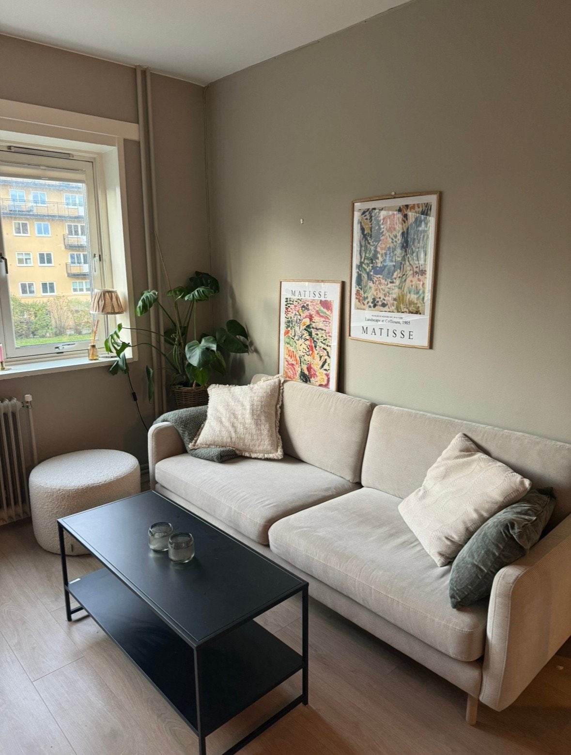 Nåværende møbler - fin og behagelig sofa fra Bolia (bildene er nå hengt opp) Galleribilde