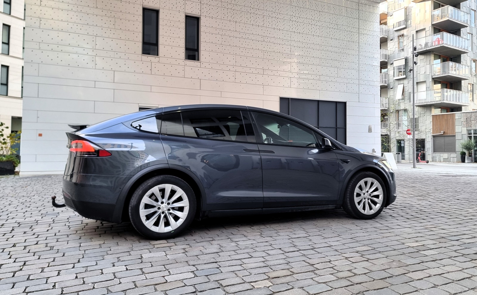 Tesla Model X 2