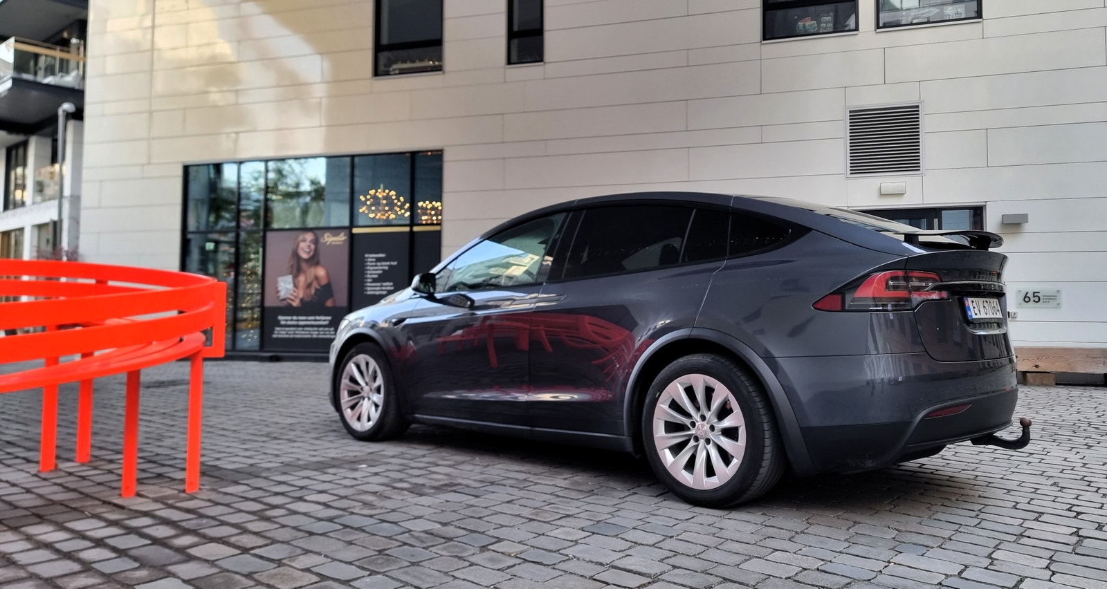 Tesla Model X 4