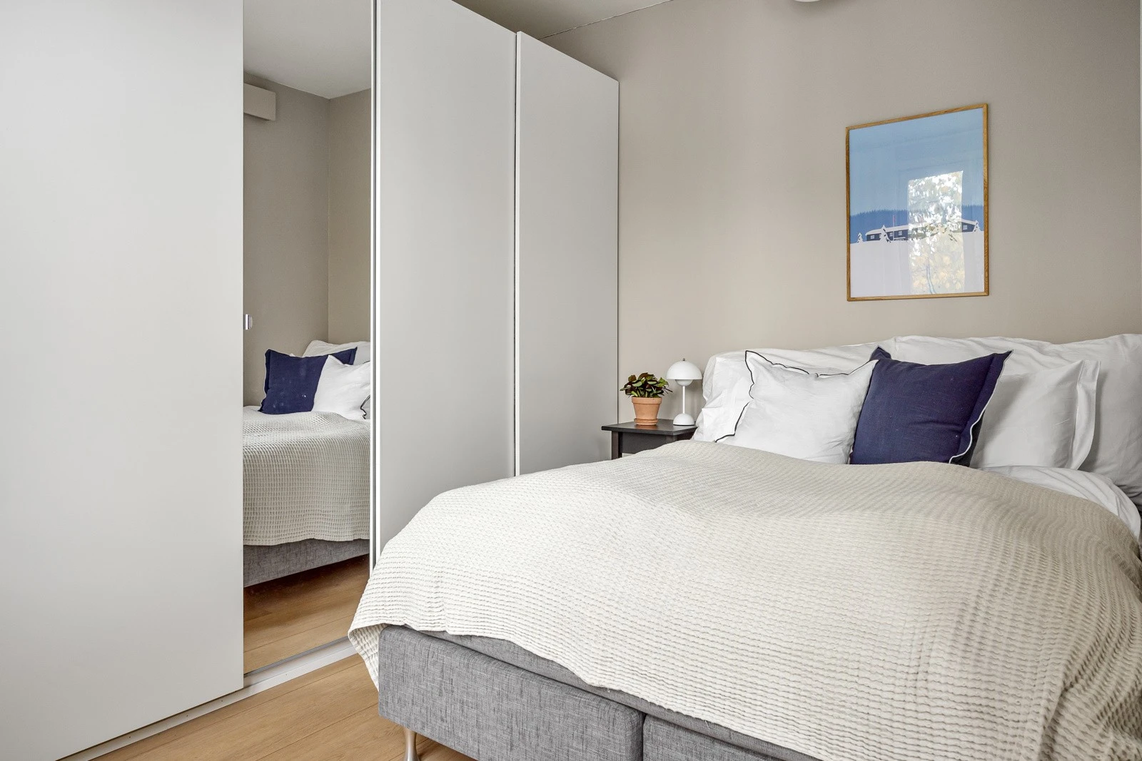 Soverom nummer 1 har store vinduer og svært god skapplass. Galleribilde