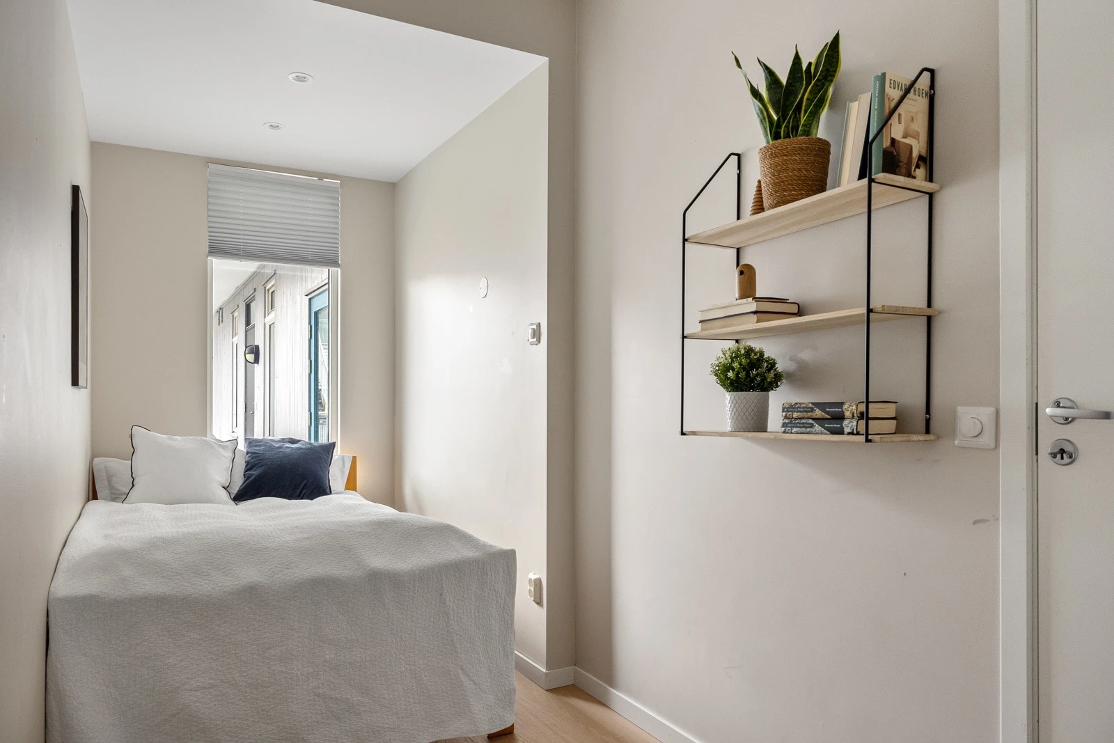 Soverom nummer to med god skapplass. Galleribilde