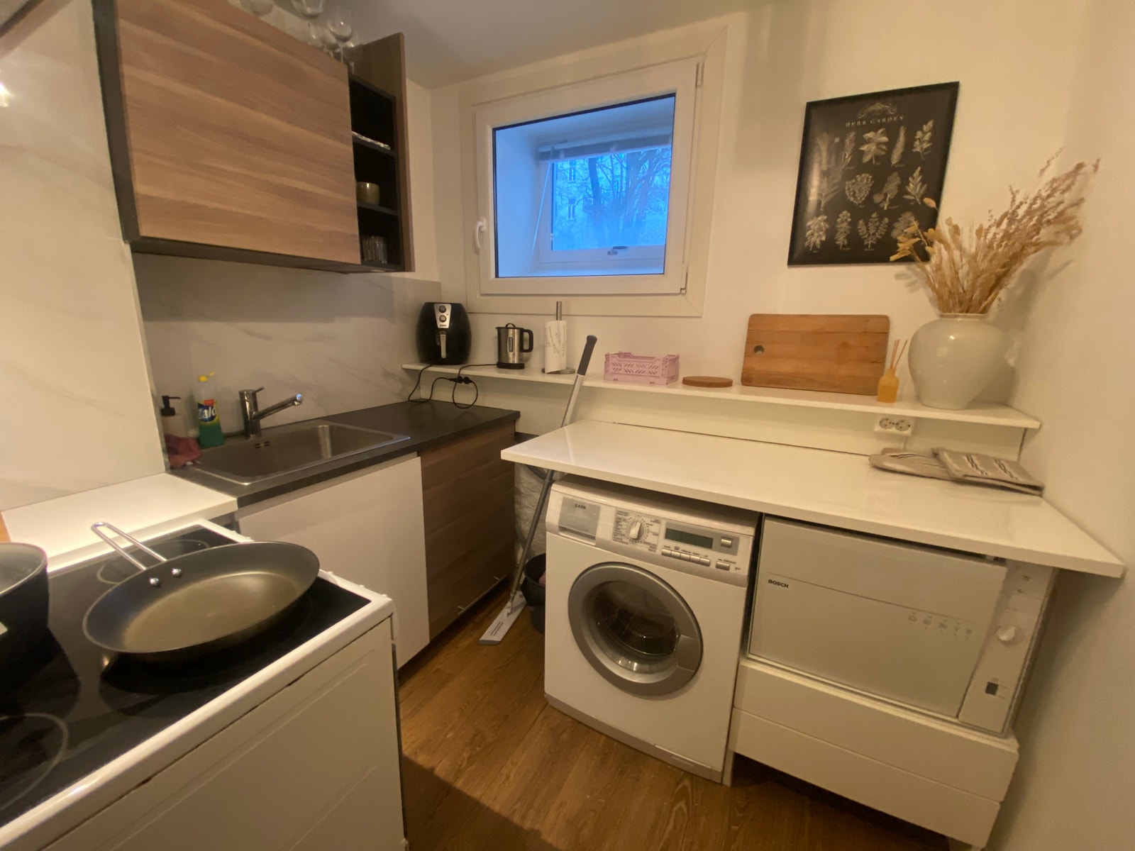 På kjøkkenet er det både stekeovn, oppvaskmaskin og vaskemaskin. Galleribilde