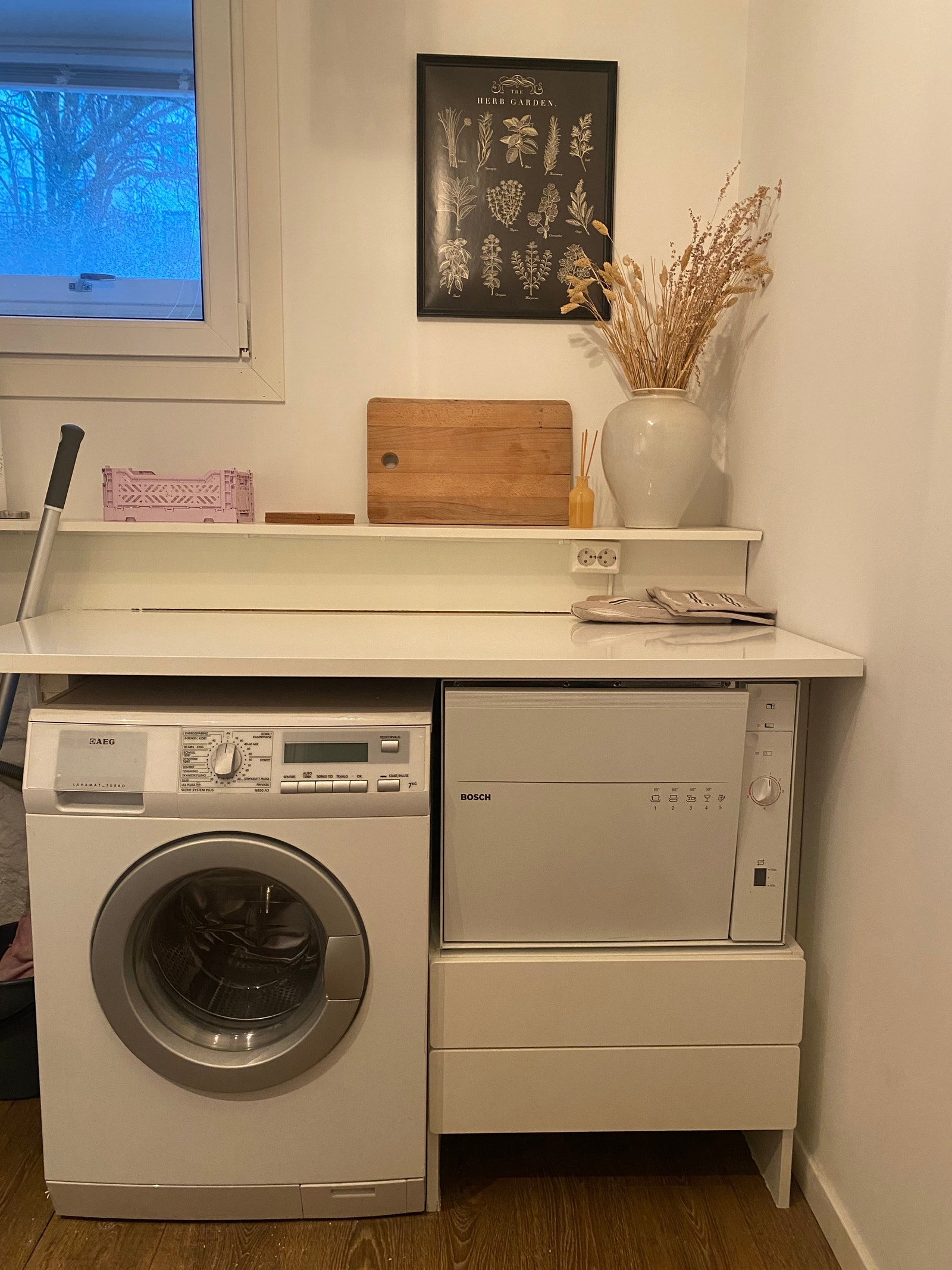 På kjøkkenet er det både oppvaskmaskin og vaskemaskin. Galleribilde