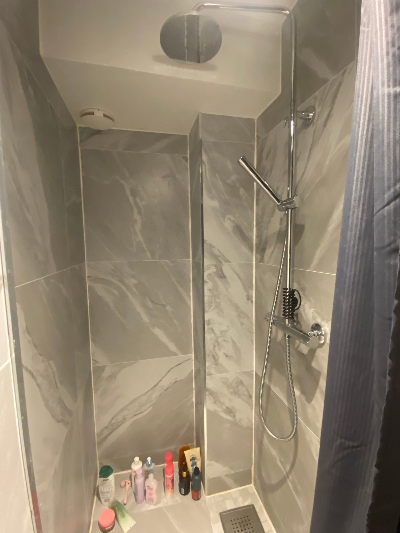 Nyoppusset bad/dusj med marmorfliser og vifte. Galleribilde