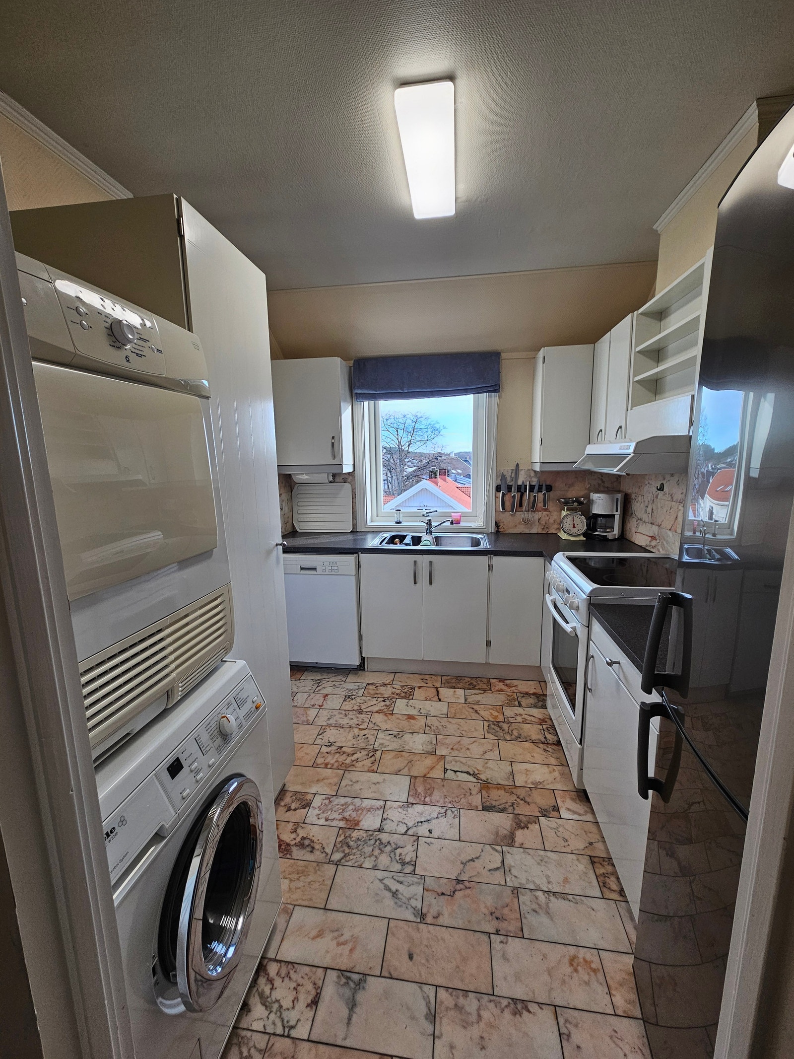 Kjøle/frys, komfyr m/keramisk topp, vaskemaskin, tørketrommel, oppvaskmaskin Galleribilde