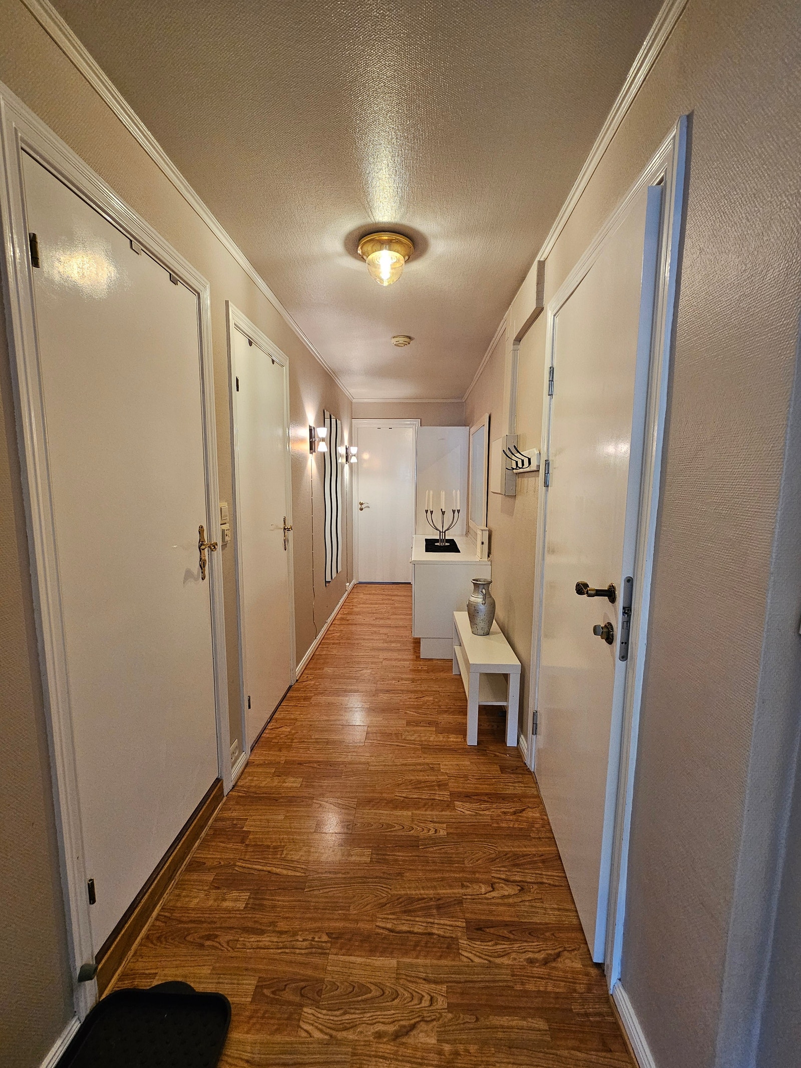 Gang; inngangsdør til høyre, soverom rett frem, første dør til venstre er bad og andre dør til venstre er soverom. Galleribilde