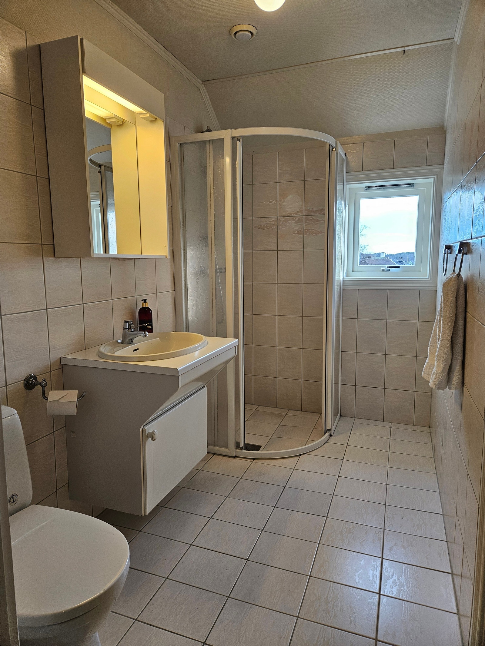 Bad med dusj. Skyvedør til soverom. Galleribilde