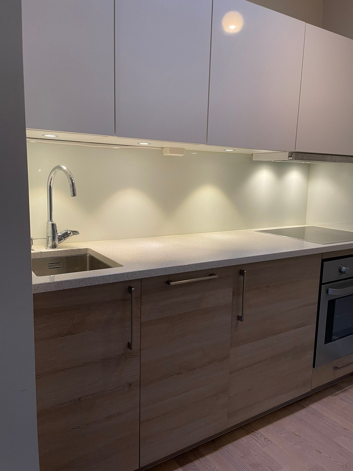 Kjøkken med integrerte hvitevarer Galleribilde