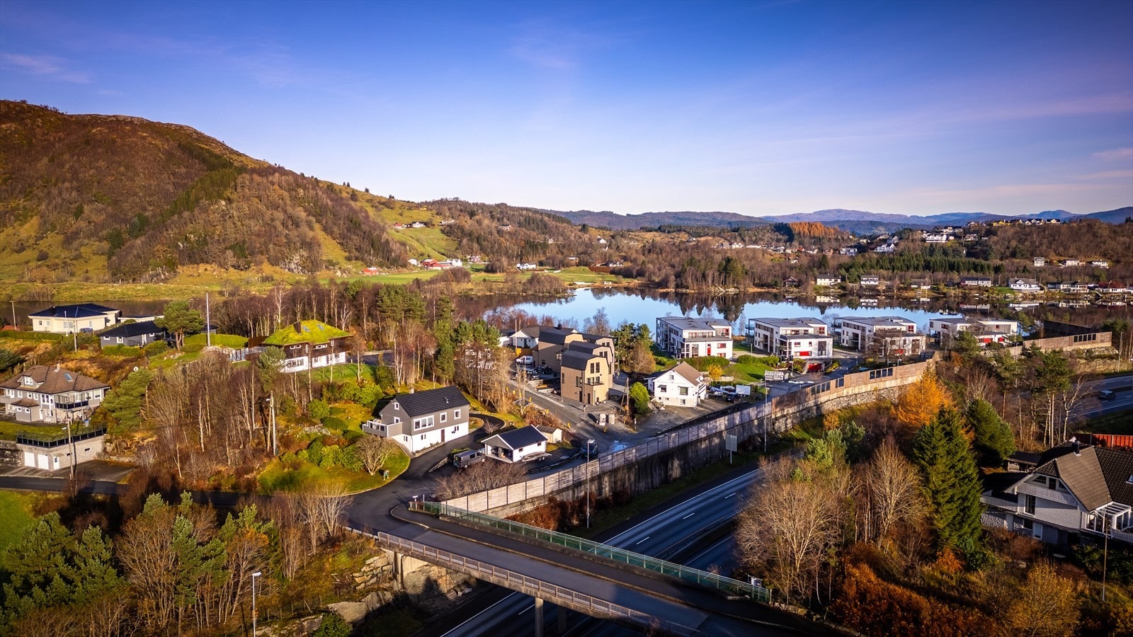 Her vil du og dine kunne bo i av en rolig gate, men med gangavstand til skole, barnehage og det meste av det de sentrale deler av Åsane kan by på! Galleribilde