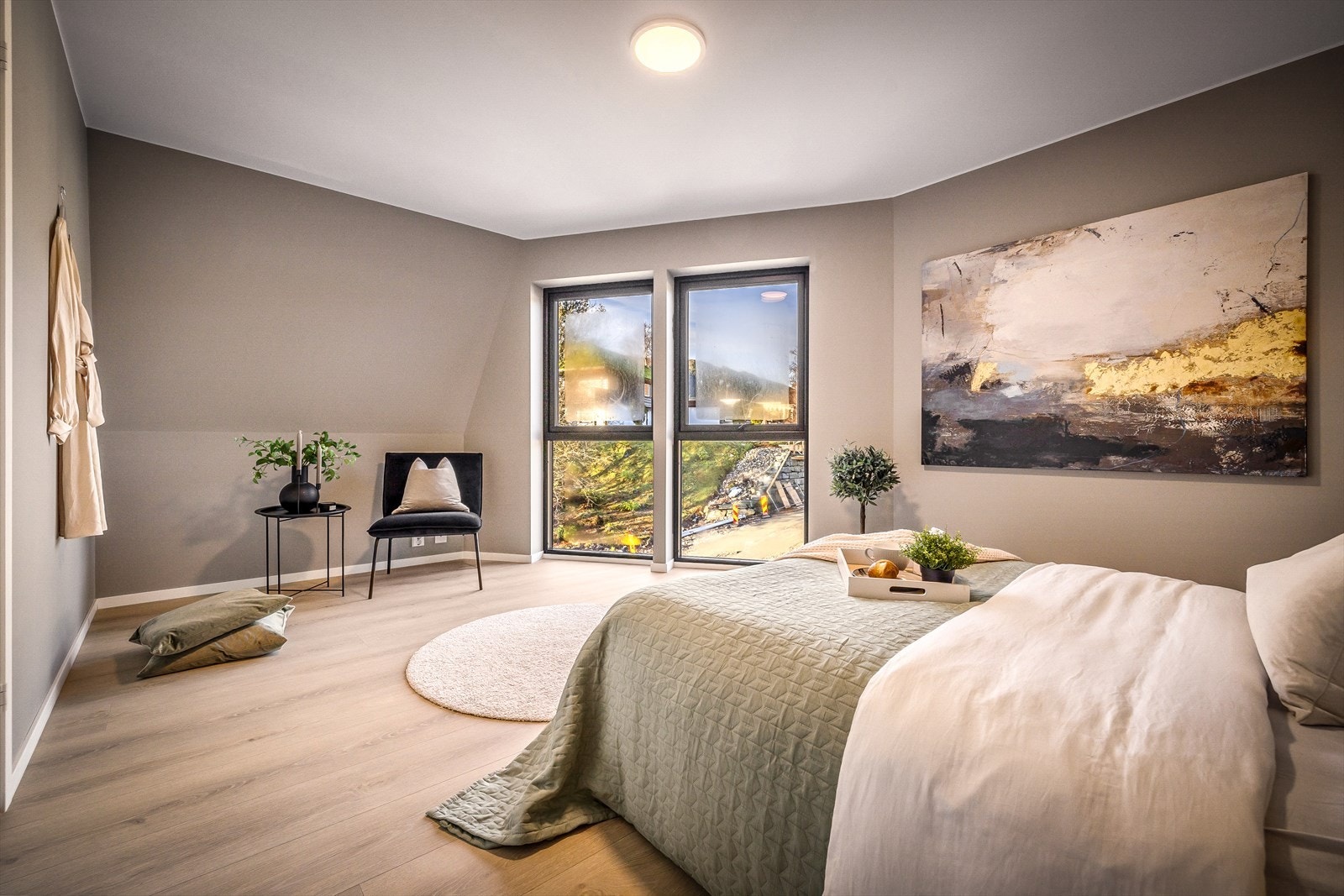 Soverommet er romslig med god plass til dobbeltseng, nattbord og garderobeskap. Galleribilde