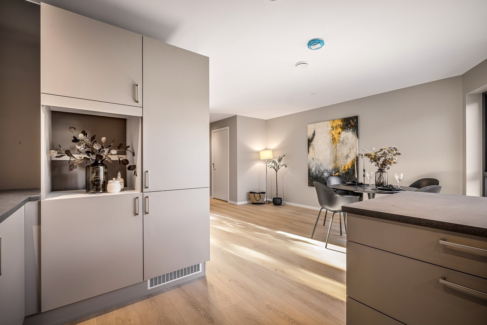 Spisestuen får sin naturlige plassering i tilknyttning til kjøkkenet. Galleribilde