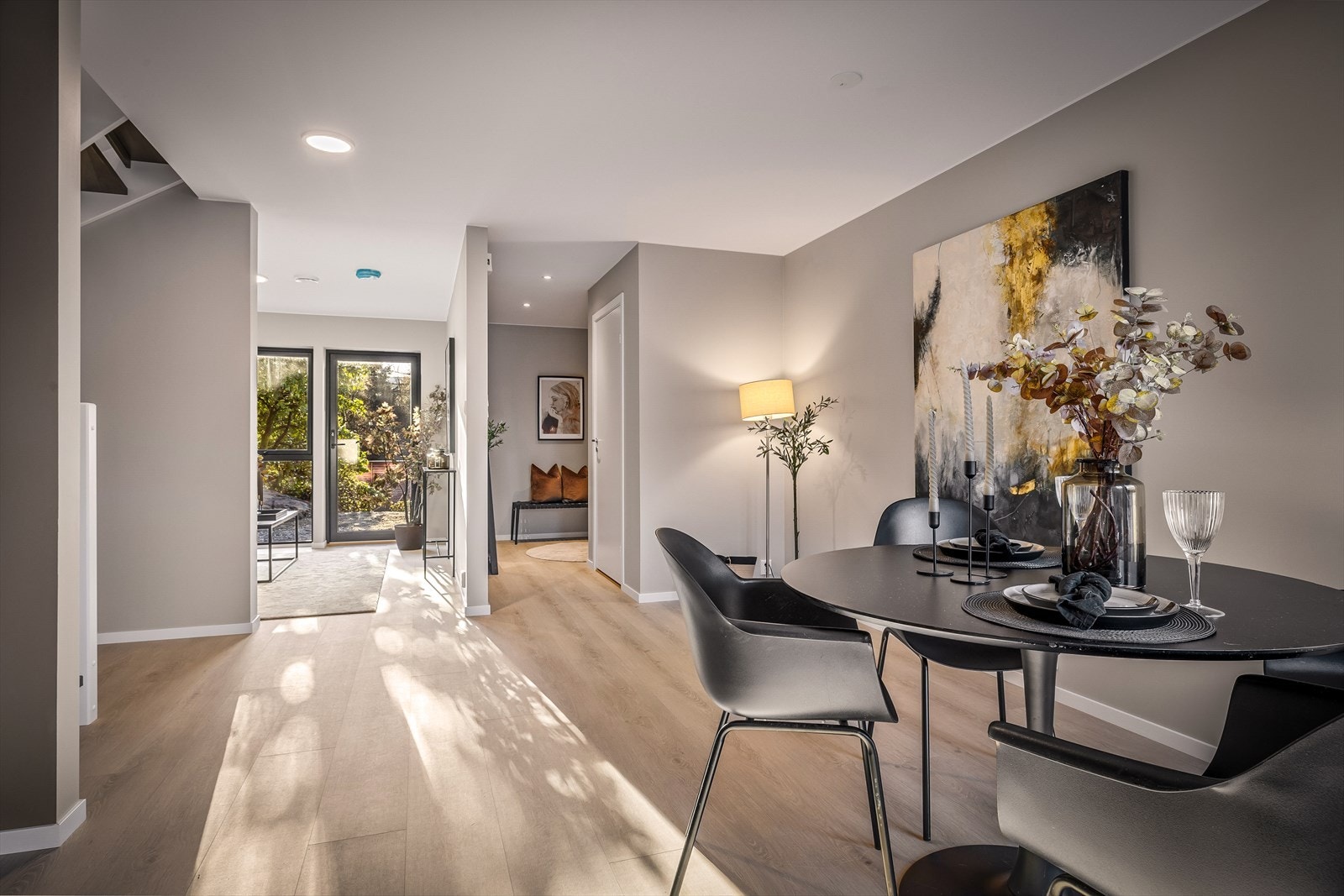 Kjøkkenet og spisestuen har en delvis åpen løsning mot stuen. Galleribilde