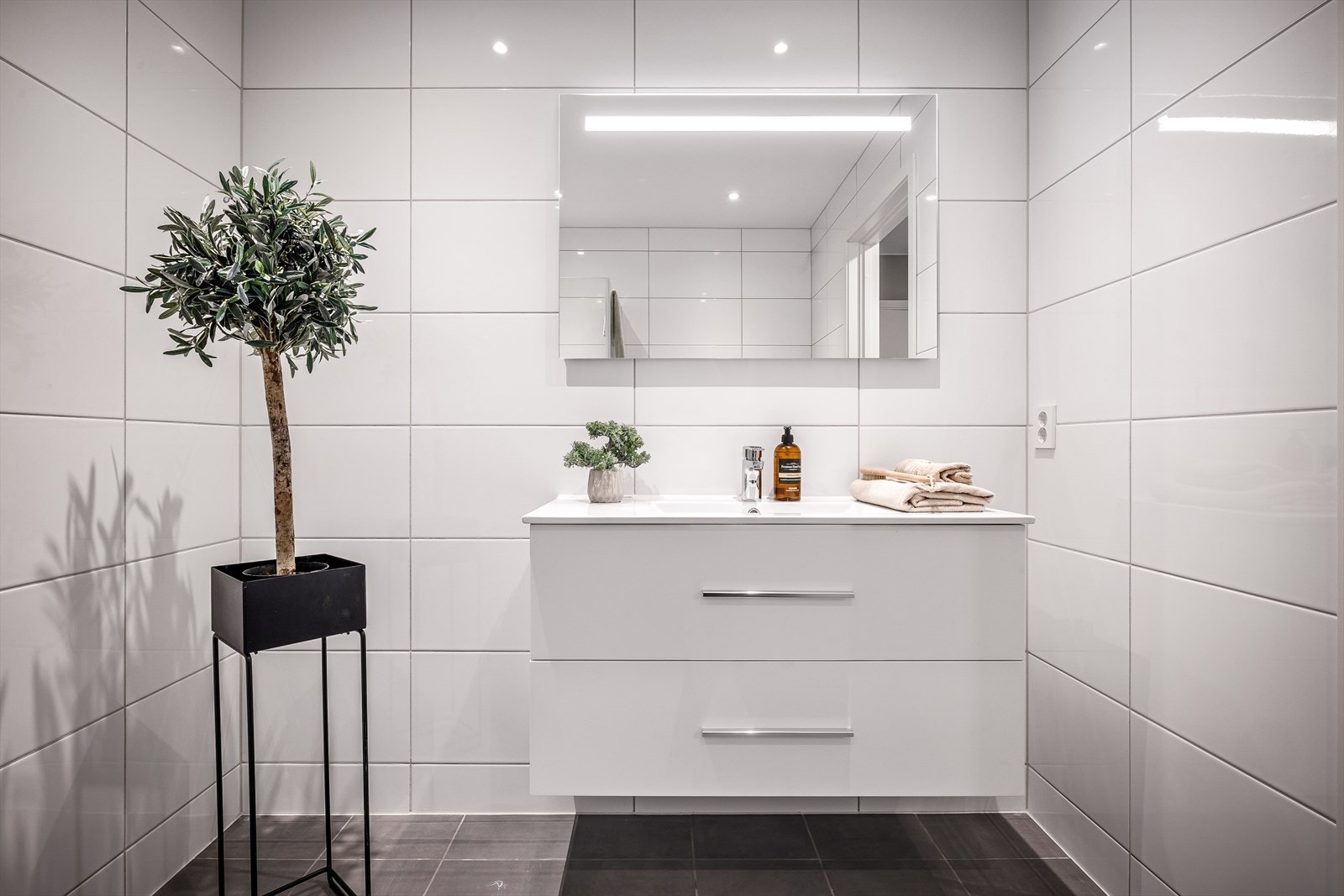 Tidløst baderom med lys innredning. Galleribilde